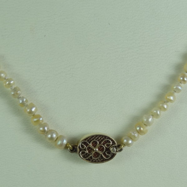 Naszyjnik wykonany z pereł naturalnych ze srebrnym
