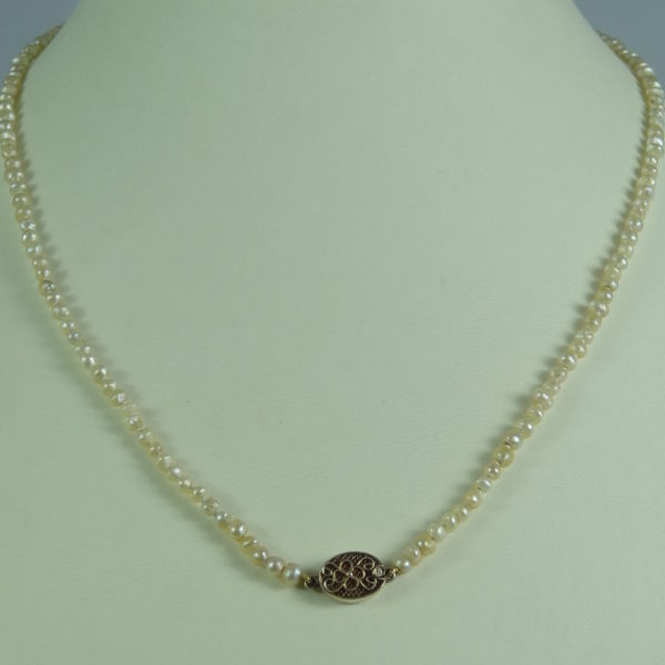 Naszyjnik wykonany z pereł naturalnych ze srebrnym